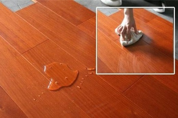 CÁCH XỬ LÍ SÀN GỖ BỊ NGẤM NƯỚC NHANH CHÓNG VÀ HIỆU QUẢ